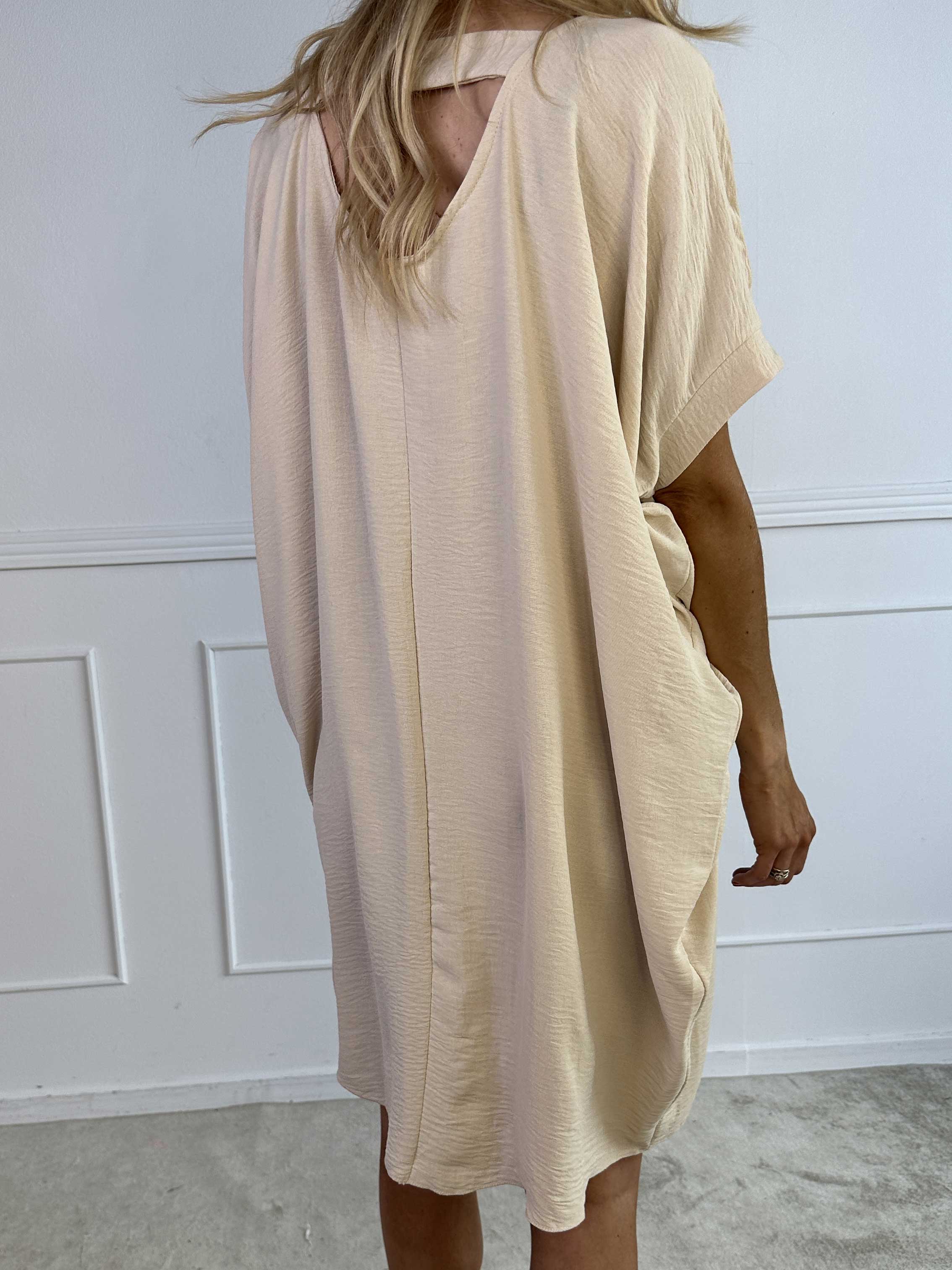 Bine - Sød kjole i løs pasform med guld print på brystet